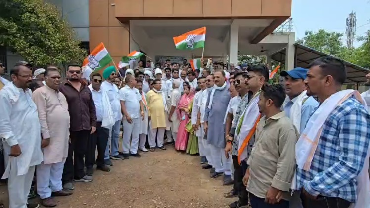 बिजली दर वृद्धि के विरोध में कांग्रेस का प्रदर्शन: सीएम का पुतला फूंका