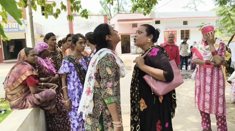ट्रेन में किन्नरों का हंगामा! नग्न होकर यात्रियों से की बदसलूकी, सुरक्षा व्यवस्था पर उठे सवाल