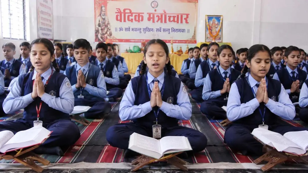सरकारी स्कूलों में वैदिक मंत्र अनिवार्य करने पर विवाद, मसीह समाज ने कोर्ट जाने की दी चेतावनी