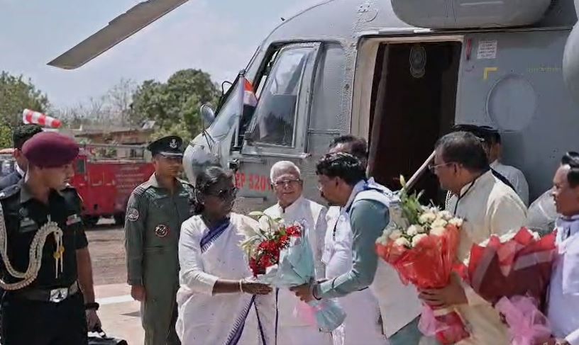 KHANDWA NEWS : राष्ट्रपति द्रौपदी मुर्मु पहुंची ओंकारेश्वर, राज्यपाल ने पुष्पगुच्छ भेंट कर किया स्वागत, सुरक्षा के पुख्ता इंतजाम