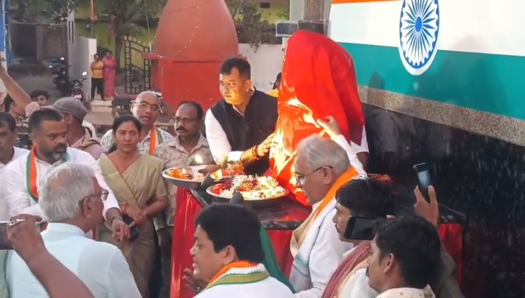 भूपेश बघेल ने किया मदनलाल ठेठवार की प्रतिमा का अनावरण, नेताओं की रही मौजूदगी