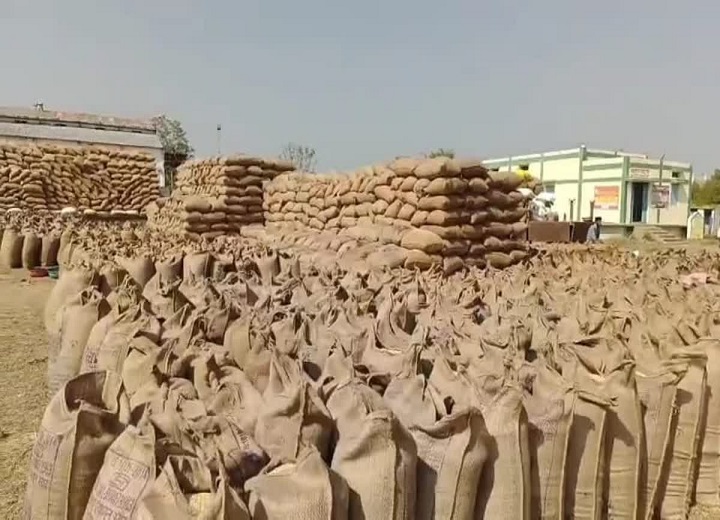 धान खरीदी केंद्र में बड़ा खेल! 77 लाख के घोटाले में केंद्र प्रभारी समेत तीन लोगों पर केस