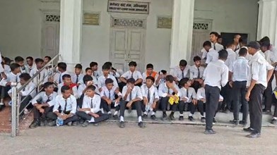 शिक्षकों की कमी पर फूटा छात्रों का गुस्सा: 15 किमी पैदल चलकर कलेक्ट्रेट पहुंचे