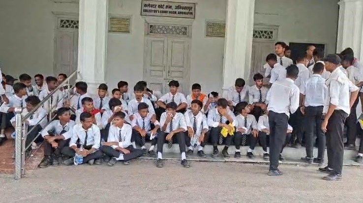 शिक्षकों की कमी पर फूटा छात्रों का गुस्सा: 15 किमी पैदल चलकर कलेक्ट्रेट पहुंचे