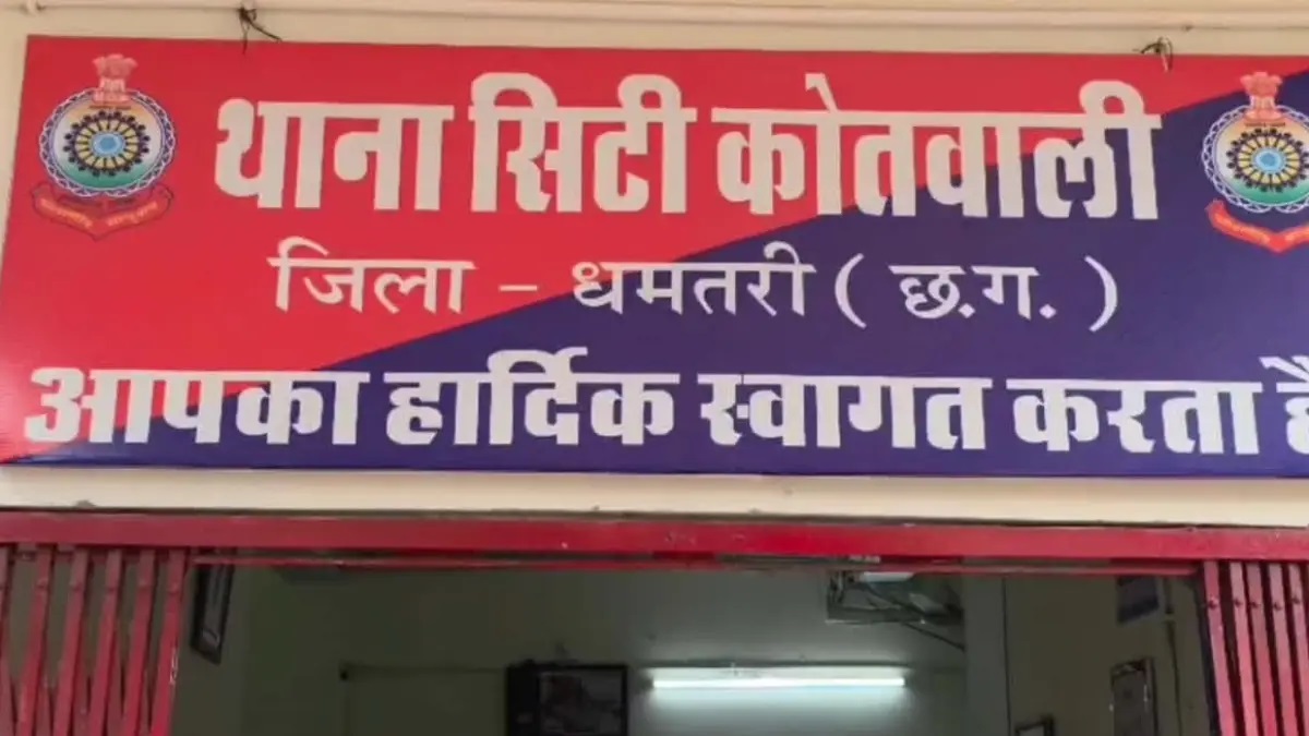 खाकी हुई शर्मसार! नशे में जवान ने सार्वजनिक जगह पर किया बवाल, SP को लेकर की आपत्तिजनक टिप्पणी