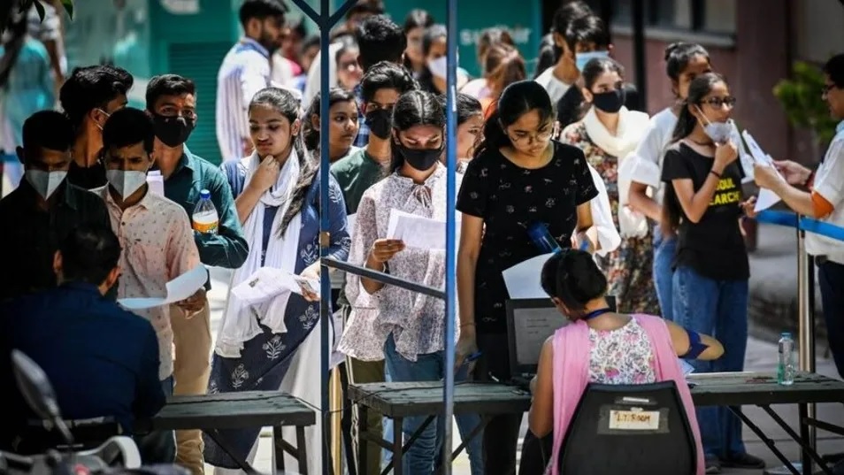 री-NEET UG 2026 परीक्षा के दौरान हंगामा, एक छात्र परीक्षा से वंचित, कई केंद्रों पर रही सख्ती