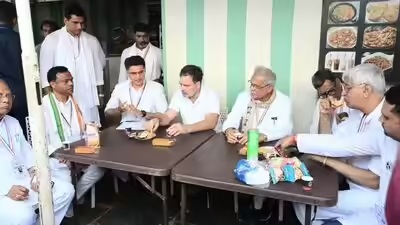 राहुल गांधी ने टपरी पर पी चाय: दीपक बैज को खिलाया बिस्किट, प्रशिक्षण शिविर में नेताओं और कार्यकर्ताओं से किया संवाद