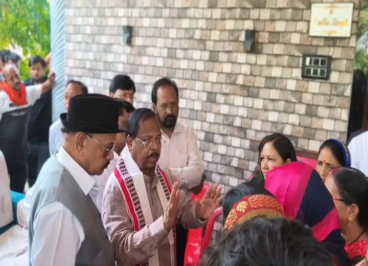 नौगई ट्रिपल मर्डर केस: पीड़ित परिवार से मिले मंत्री रामविचार नेताम, CBI जांच की उठी मांग