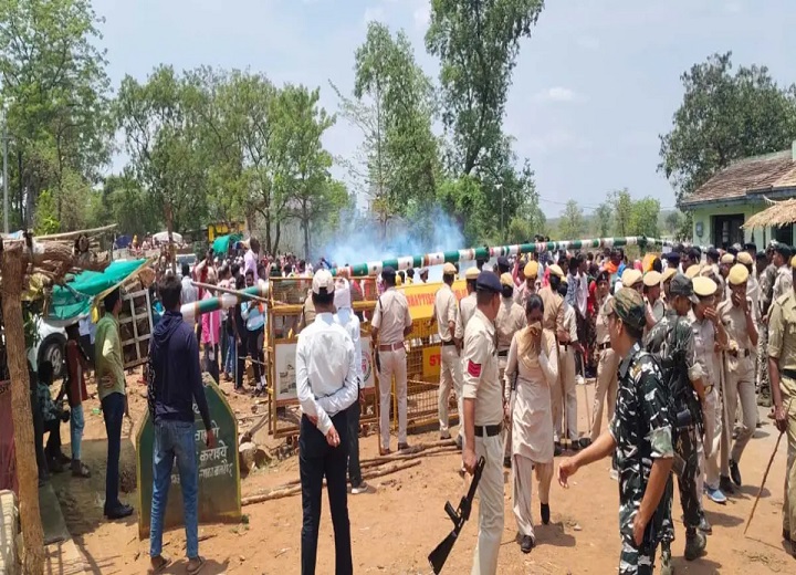 मूलभूत सुविधाओं की मांग को लेकर आदिवासियों का प्रदर्शन, कलेक्ट्रेट घेरने पहुंचे 52 गांवों के ग्रामीण