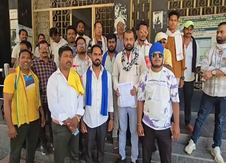 15 सूत्रीय मांगों को लेकर आदिवासी समाज का प्रदर्शन, प्रशासन को सौंपा ज्ञापन