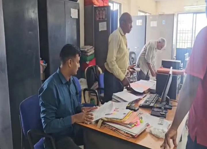 फर्नीचर घोटाले की जांच में फिर आई तेजी: ACB ने शिक्षा मिशन कार्यालय में खंगाले दस्तावेज