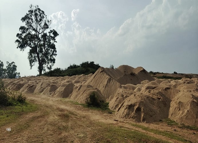 अवैध रेत कारोबार पर प्रशासन का शिकंजा, 200 ट्रैक्टर-ट्रॉली रेत जब्त