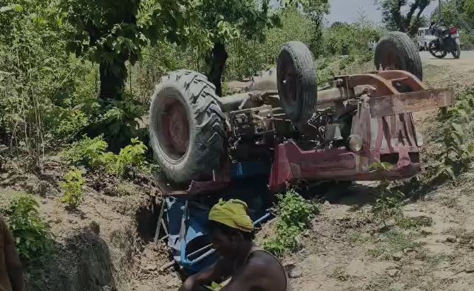 MANDALA NEWS : मंडला में भीषण सड़क हादसा, ट्रैक्टर को अज्ञात डंपर ने मारी टक्कर, चालक की मौत 