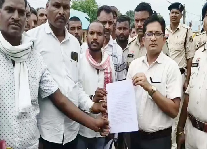 बलरामपुर में किसानों का कलेक्ट्रेट घेराव, फर्जी लोन के कारण धान भुगतान अटका, कार्रवाई की मांग