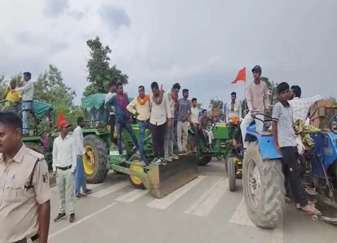 किसानों का अनिश्चितकालीन आंदोलन शुरू, बकाया भुगतान समेत चार मांगों को लेकर हाईवे पर डेरा