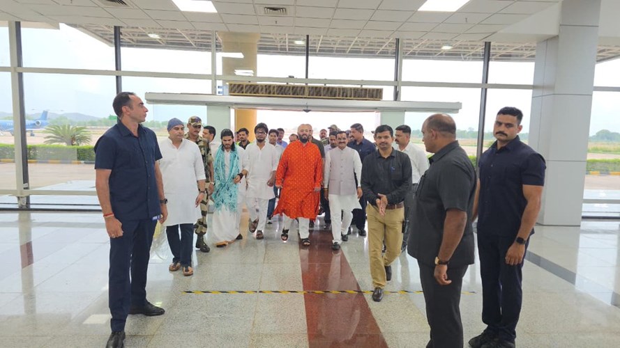 MP NEWS : खजुराहो पहुंचे अनंत अंबानी, एयरपोर्ट पर VD शर्मा ने किया स्वागत, सुरक्षा के कड़े इंतजाम 