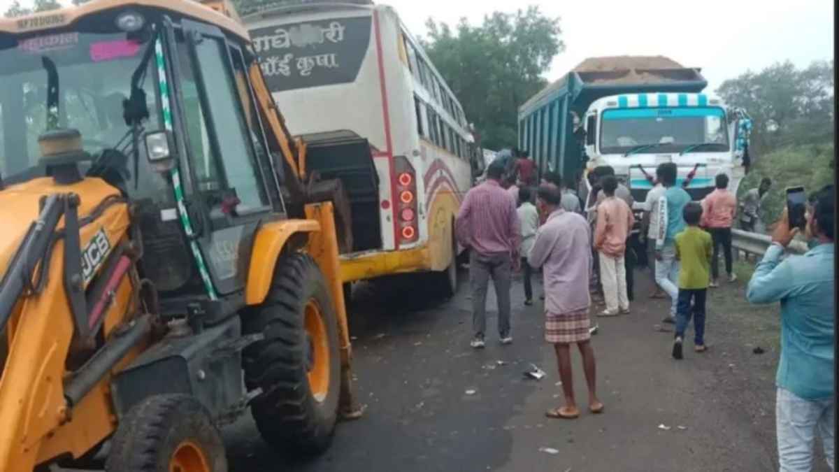 DHAR NEWS : धार में भीषण सड़क हादसा !  बस और पिकअप में हुई भिड़ंत, चालक की मौत, 3 घायल 