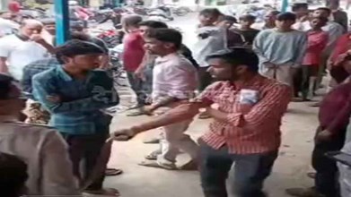 CHHINDWARA NEWS : चोरी के शक में भीड़ ने दो युवकों की बेल्ट से पिटाई, VIDEO वायरल, पुलिस के सामने मचाई अति 