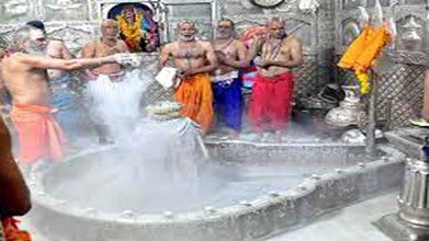 Bhasm Aarti:  भगवान महाकाल को क्यों अत्यंत प्रिय है भस्म, जानें इससे जुड़ी खास बातें और महत्व 