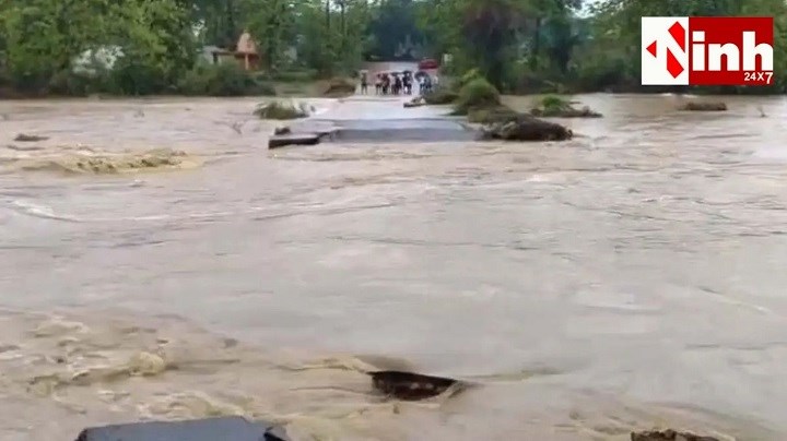गरियाबंद में मूसलाधार बारिश का कहर: कोसमबुड़ा पुल क्षतिग्रस्त, ग्रामीणों की आवाजाही पूरी तरह ठप