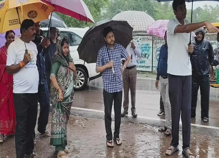 मूसलाधार बारिश में छाता लेकर सड़कों पर उतरे महापौर, जलभराव वाले इलाकों का किया निरीक्षण