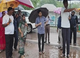 मूसलाधार बारिश में छाता लेकर सड़कों पर उतरे महापौर, जलभराव वाले इलाकों का किया निरीक्षण