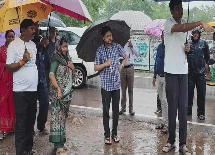 मूसलाधार बारिश में छाता लेकर सड़कों पर उतरे महापौर, जलभराव वाले इलाकों का किया निरीक्षण