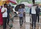 मूसलाधार बारिश में छाता लेकर सड़कों पर उतरे महापौर, जलभराव वाले इलाकों का किया निरीक्षण