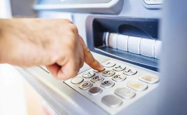ATM में कैश नहीं? बढ़ती शिकायतों के बीच RBI ने बैंकों से मांगी पूरी रिपोर्ट 