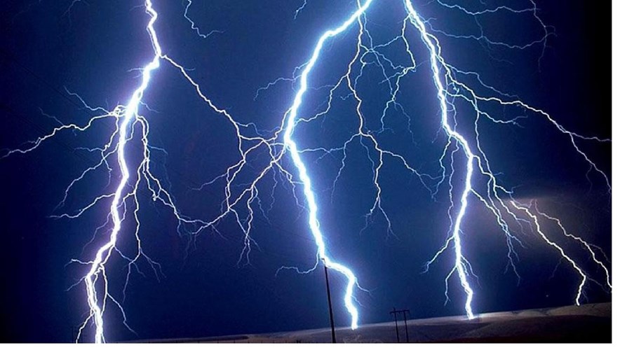 MANDOSUR NEWS : मंदसौर में आकाशीय बिजली का कहर, मकान की छत ढही, तीन लोग हुए घायल