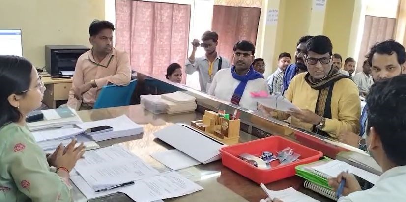 Datia upchunav : दतिया उपचुनाव में आजाद समाज पार्टी की एंट्री, दामोदर यादव ने भरा नामांकन; सियासी सरगर्मियां तेज