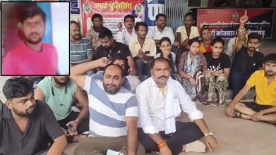 गलत दिशा से आई तेज रफ्तार JCB ने स्कूटी को मारी टक्कर, युवक की मौत; थाने के सामने धरने पर बैठे परिजन