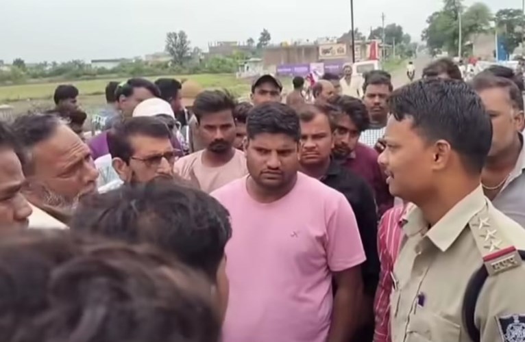 करंट से एक व्यक्ति की मौत पर परिजनों का प्रदर्शन, स्टेट हाईवे-44 पर लगाया जाम