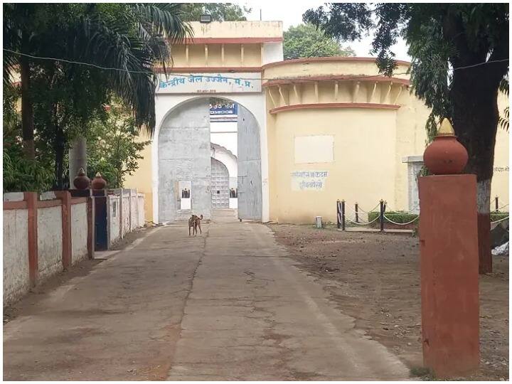 UJJAIN NEWS : उज्जैन सेंट्रल जेल में वर्दी में लगे ठुमके, 'आपके आ जाने से' गाने पर झूमे जेलकर्मी, VIDEO वायरल 
