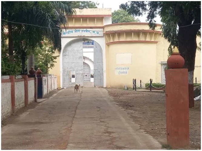 UJJAIN NEWS : उज्जैन सेंट्रल जेल में वर्दी में लगे ठुमके, 'आपके आ जाने से' गाने पर झूमे जेलकर्मी, VIDEO वायरल 