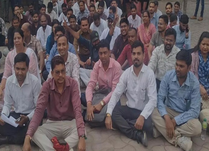अतिथि व्याख्याताओं ने मंत्री आवास का किया घेराव, बोले- '₹57,700 एकमुश्त मासिक वेतन चाहिए'