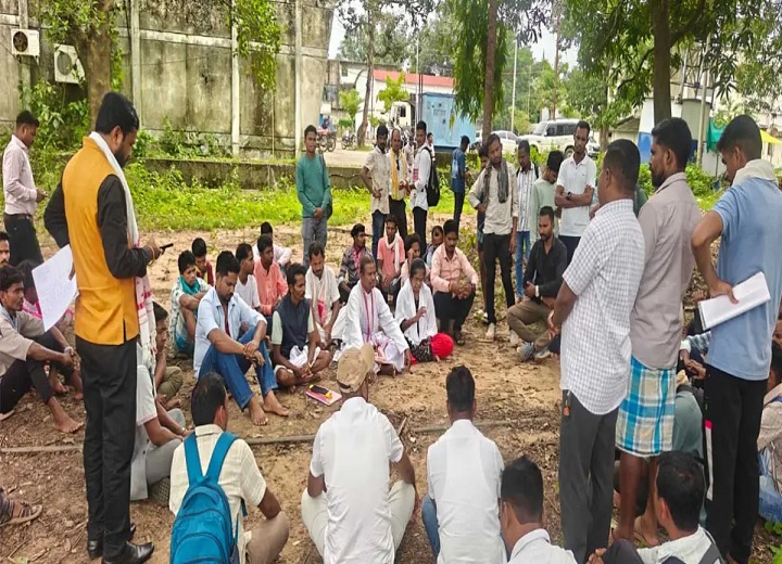 सरपंच को हटाने के फैसले पर भड़के ग्रामीण, SDM कार्यालय में किया प्रदर्शन