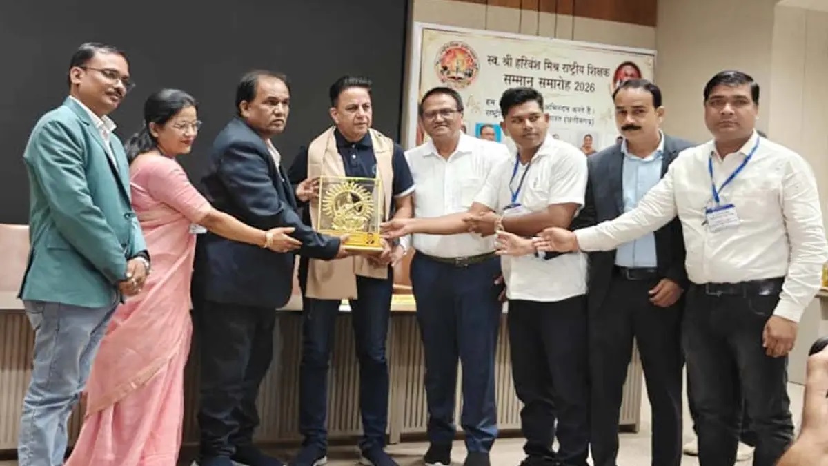 'शिक्षक केवल पढ़ाते नहीं, राष्ट्र का चरित्र भी गढ़ते हैं' – राष्ट्रीय सम्मान समारोह में बोले डॉ. हिमांशु द्विवेदी