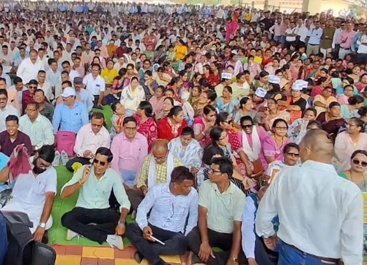 हजारों सहायक शिक्षकों का हल्ला बोल, 7 मांगों पर सरकार को दिया उग्र आंदोलन का अल्टीमेटम
