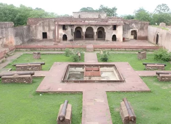 SHIVPURI NEWS : ऐतिहासिक चोरी ! सोना - चांदी छोड़ 400 साल पुरानी तोप लेकर फरार हुए 30 शातिर, जांच में जुटी पुलिस  
