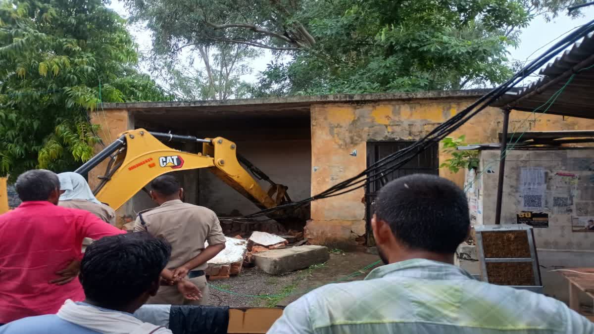 SIDHI NEWS : बारिश से बचने 4 लोगों ने जर्जर भवन में लिया शरण, 2 की मौत, 2 घायल 