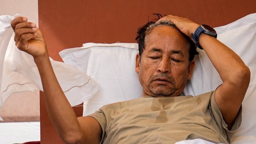 सोनम वांगचुक सफदरजंग अस्पताल से डिस्चार्ज, अब मेदांता में होगा इलाज