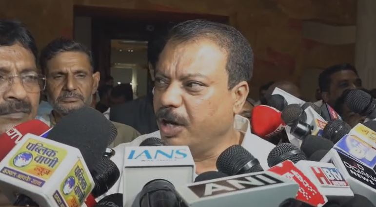 BHOPAL NEWS : छात्रों के मुद्दों पर चर्चा न होने से विधानसभा में हंगामा, उमंग सिंघार ने सरकार पर बोला हमला, माफ़ी की मांग 