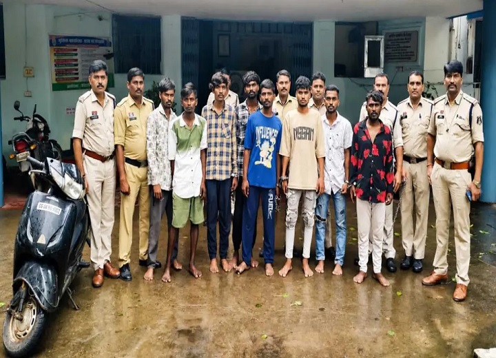 धमतरी लूटकांड का खुलासा: अंतरजिला गिरोह के 8 आरोपी गिरफ्तार, स्कूटी और मोबाइल बरामद