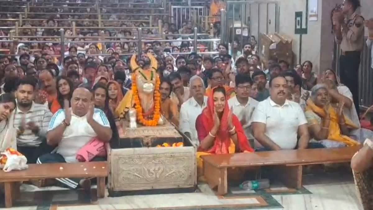 ujjain news : महाकाल के दर्शन के लिए पहुंची एक्ट्रेस  रूपाली गांगुली, भस्म आरती में हुई शामिल