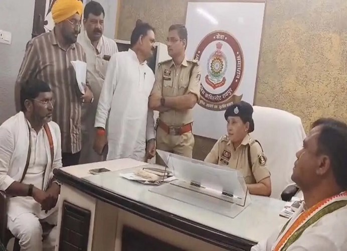FIR से भड़की कांग्रेस: PCC चीफ दीपक बैज पहुंचे थाने; BJP नेताओं पर काउंटर केस की मांग