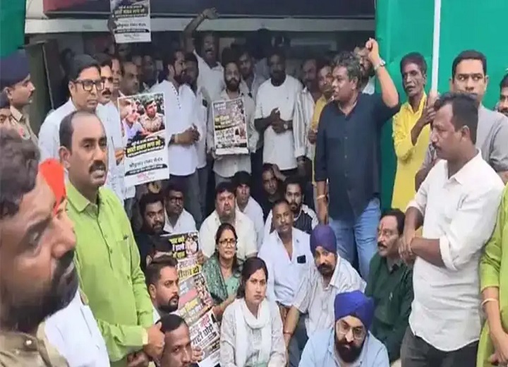 रायपुर पत्थरबाजी पर सियासत तेज: FIR वापस लेने की मांग पर थाने के बाहर रातभर धरने पर बैठे कांग्रेस नेता