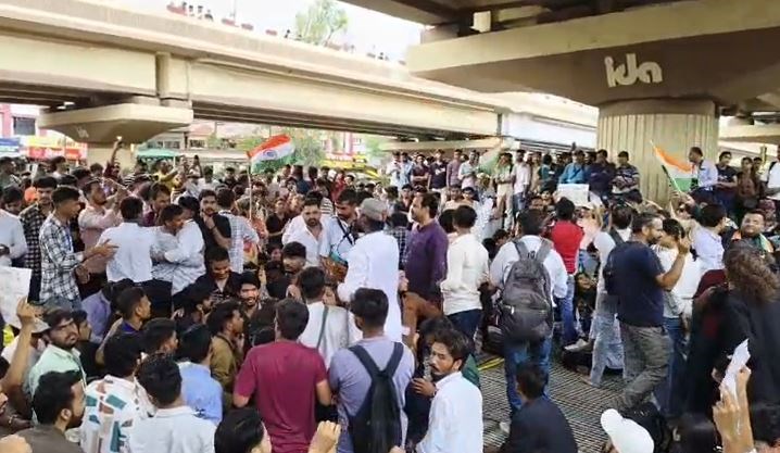  INDORE NEWS : धर्मेंद्र प्रधान के इस्‍तीफे के बाद इंदौर में छात्रों ने मनाया जश्न, मिठाई खिलाकर एक दूसरे को दी बधाई 