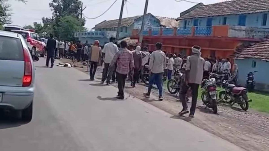 NARSINGPUR NEWS : नरसिंहपुर में खून से लाल हुई सड़क ! 3 मजदूरों को ट्रक ने रौंदा, हुई मौत, आरोपी की तलाश में जुटी पुलिस 