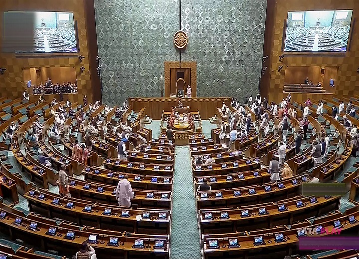 लोकसभा में परीक्षा संशोधन बिल पेश, छात्रों के मुद्दे पर विपक्ष के हंगामे के बीच कार्यवाही स्थगित